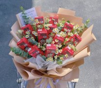节日创意花束，零食花束预定中
